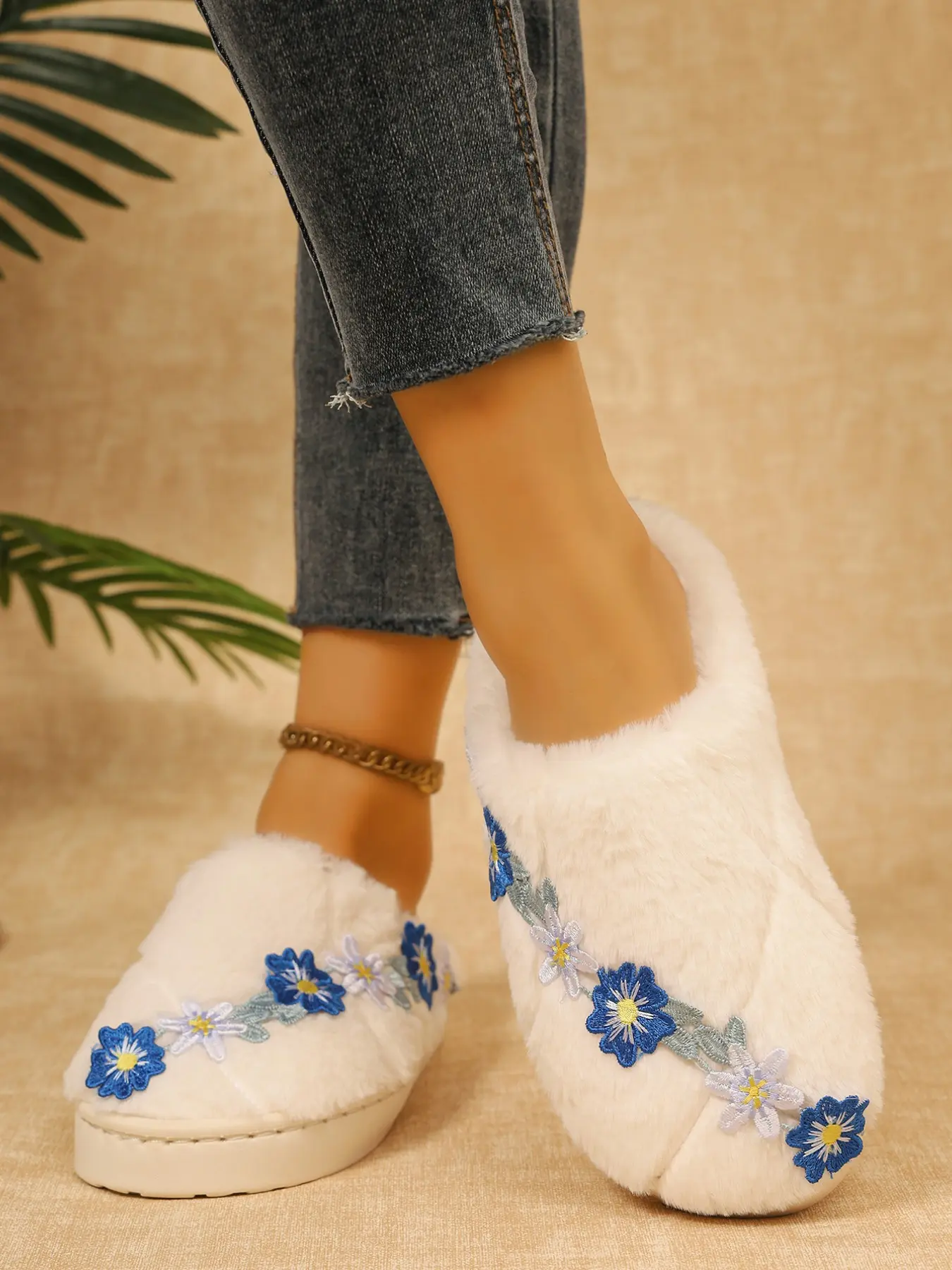 Elegant Floral Embroidered Women's Faux Fur Home Slippers, Comfortable Closed-Toe Indoor Mules, Cozy and Stylish Footwear for Relaxing at Home