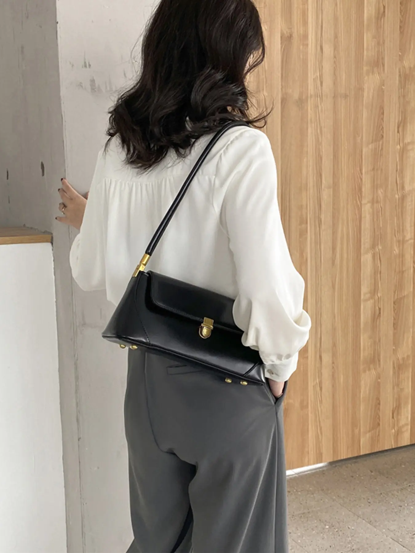 New French vintage buckle baguette underarm bag, Everyday shoulder bag, full of high-end glossy texture, slim shoulder strap enhances the figure, elegant temperament, suitable for work commuting and parties