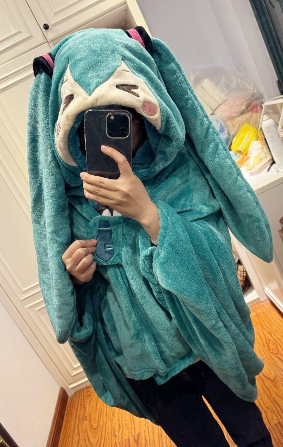 Hatsune Miku anime peripheral two-dimensional air-conditioning blanket creative cartoon cute plush hooded cloak holiday gift
