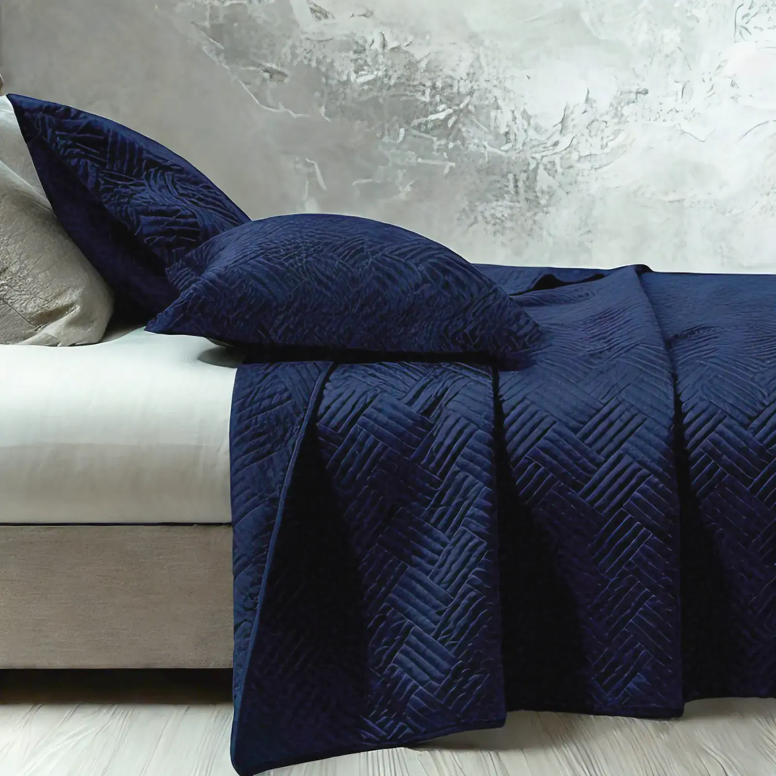 Luxury Silk Satin Quilt Set with Geometric Pattern, All-Season Quilted Coverlet, Navy Blue‎