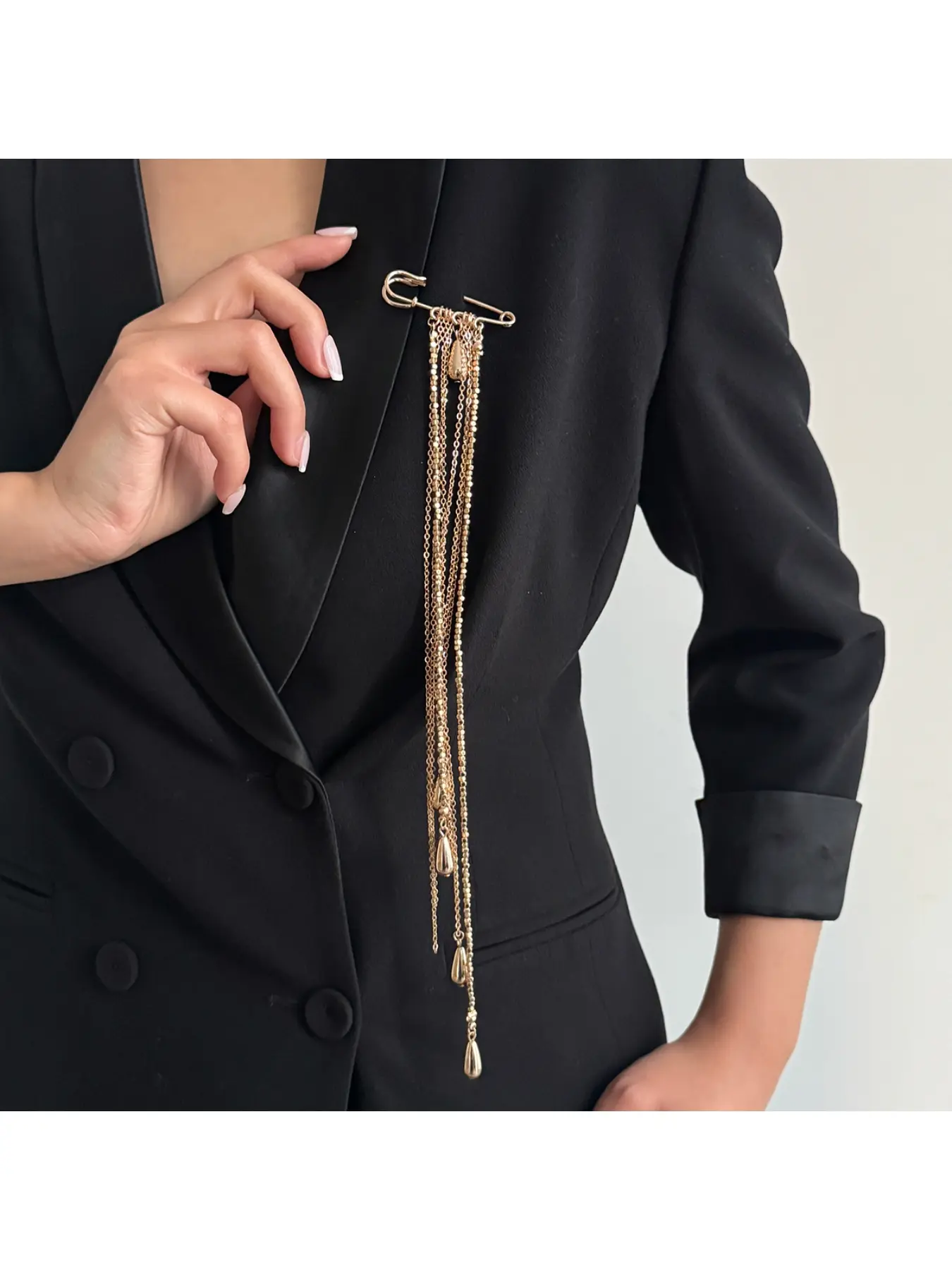 European and American cross-border jewelry ins metal chain tassel pin brooch design CCB drop-shaped suit pendant
