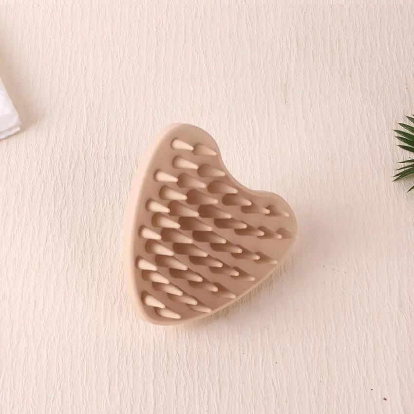 Scalp Massager Shampoo Brush, Heart Shaped Nude Silicone Scalp Scrubber with Soft Silicone Bristles, Scalp Exfoliator for Dandruff Removal, Scalp Massager for Hair Growth, Non-slip Single Hand Grip Design, Wet Dry Hair Brush for Scalp Care, Nude