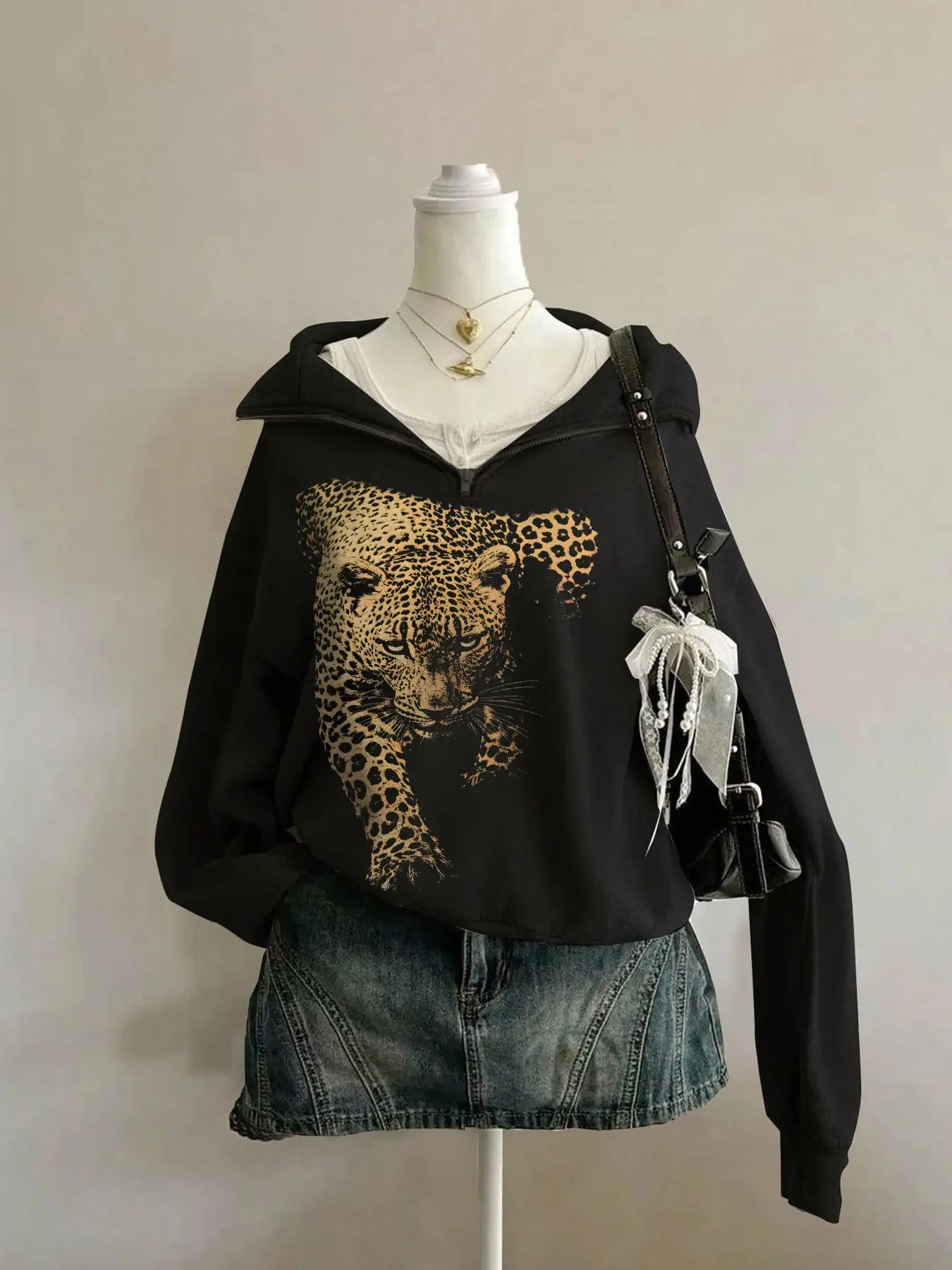 Y2K Women's Fleece-Lined Sweatshirt – Leopard（tiger） Print Zip-Collar Drop-Shoulder Pullover; Loose Streetwear Style for Young Women; Autumn/Winter & Back-to-School Collection.