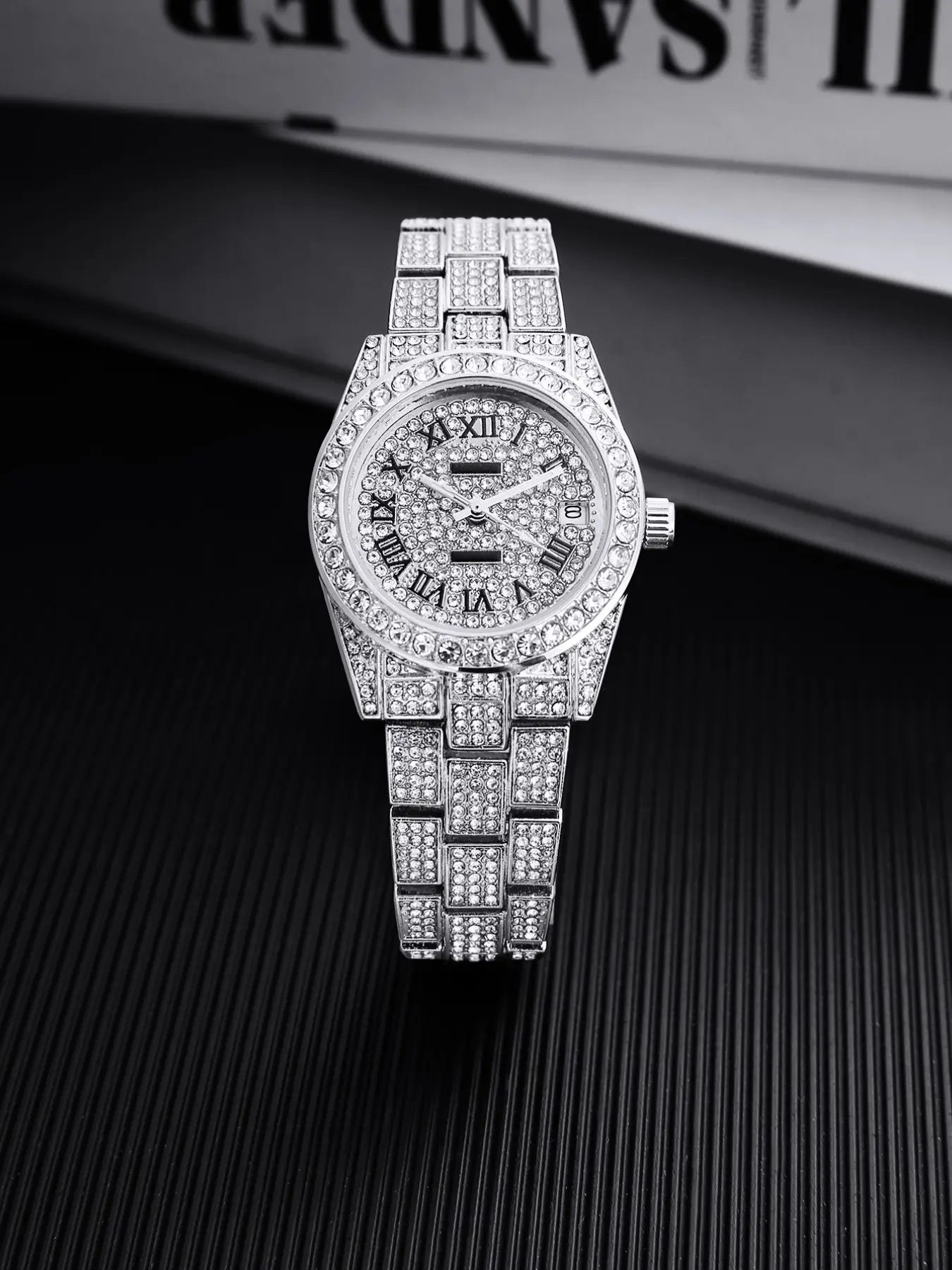 The perfect holiday gift: a women’s watch set with diamonds—sparkling and exquisitely crafted—a thoughtful present for your girlfriend or best friend on their birthday or anniversary.