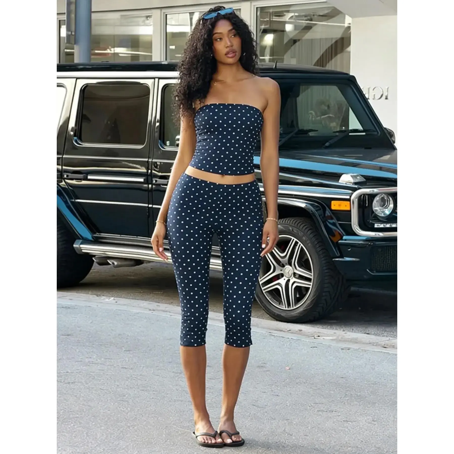 Women's Two-Piece Polka Dot Set, Sleeveless Crop Top & Slim Fit Capri Pants for Daily Wear, Dates and Outings