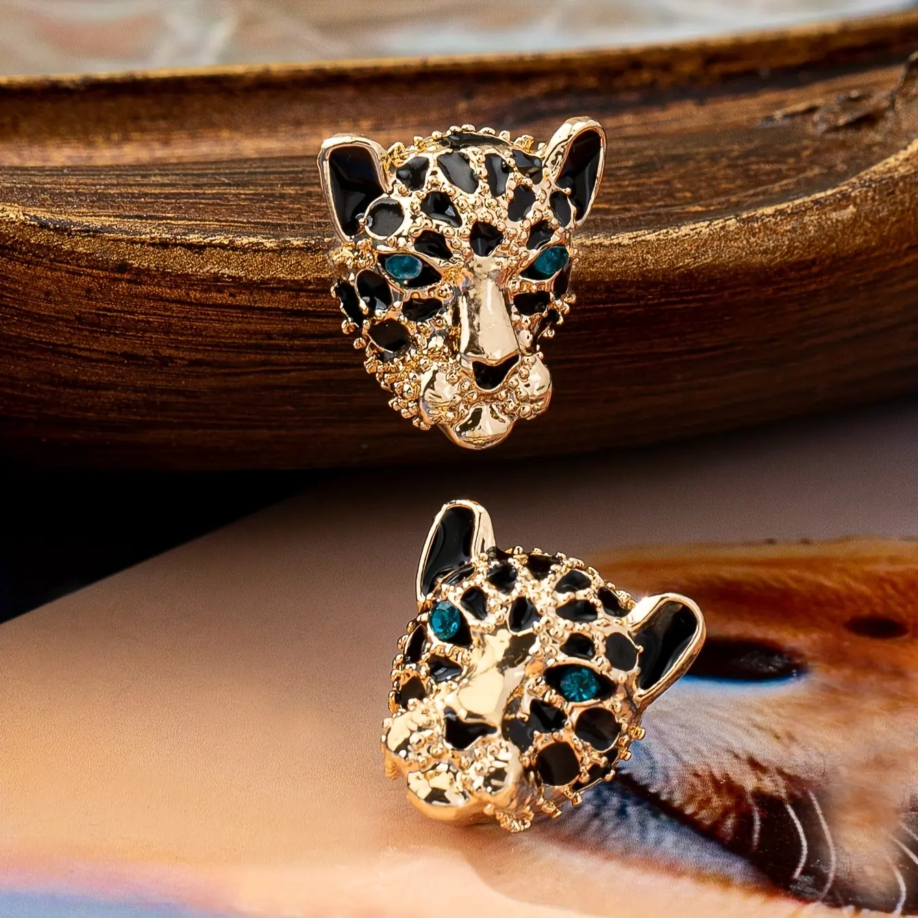 A pair of three-dimensional, stylish and trendy diamond-studded zinc alloy leopard head-shaped small earrings for women