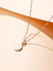 The fashionable round 26 letter necklace is suitable for daily wear, vacation and dating occasions, and is also a surprising and exquisite small gift