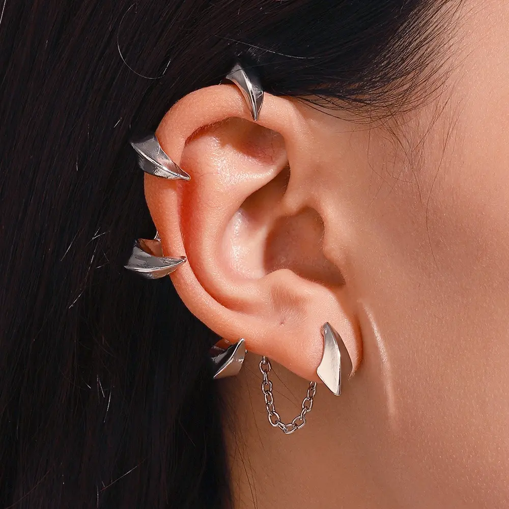 Approx 9.2g Gothic Demon Claw Ear Cuffs for Women, Punk Dark Alloy Clip-On Ear Wrap, Ins Stylish No Piercing Upper Ear Jewelry, Luxury Edgy Statement Ear Accessory