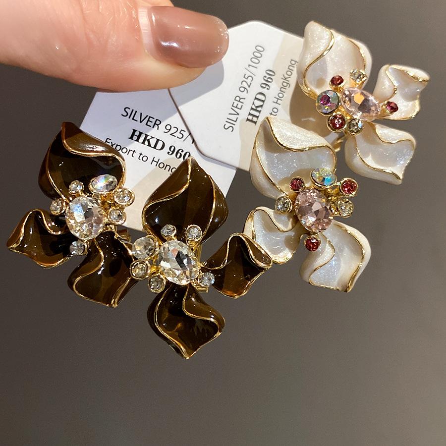 Silver needle studded with diamonds, oil-dripping flower ear clip, ear stud, mid-century vintage, retro earrings, light luxury and high-end women's jewelry