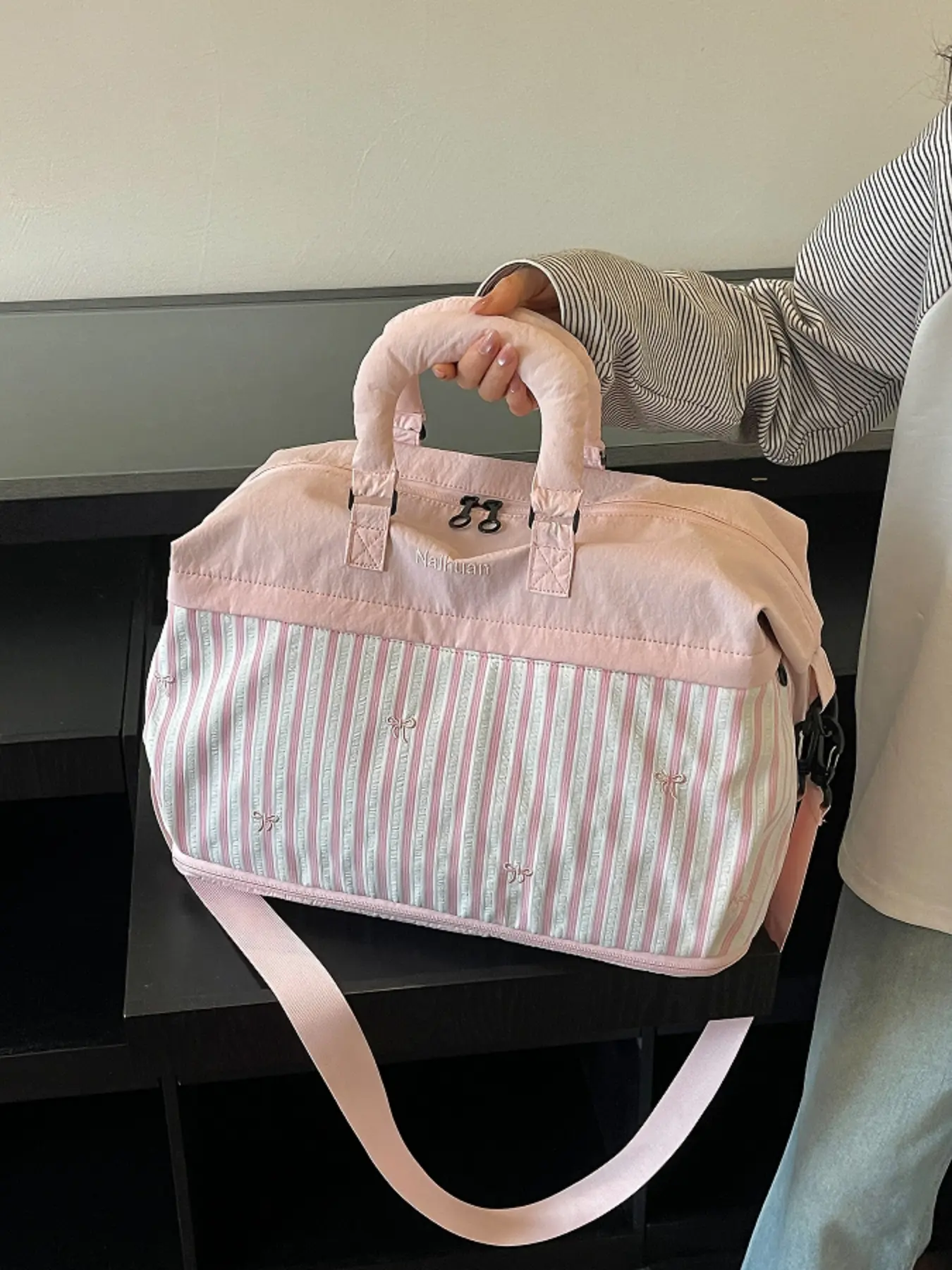 Sweet striped bow embroidered travel handbag, large-capacity short trip gym duffle bag with detachable crossbody strap, suitable for short trips, workouts, and daily commuting