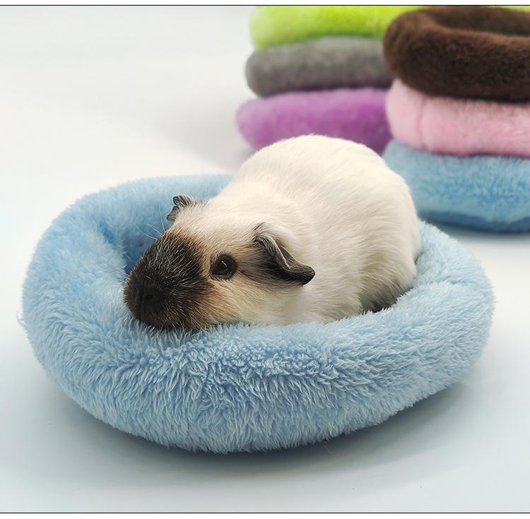 Macaron-style sleeping nest pad, suitable for hamsters, sugar gliders, squirrels, guinea pigs, dwarf rabbits, hedgehogs, etc.Made of comfortable material, available in sizes 7.87 inches and 5.51 inches.