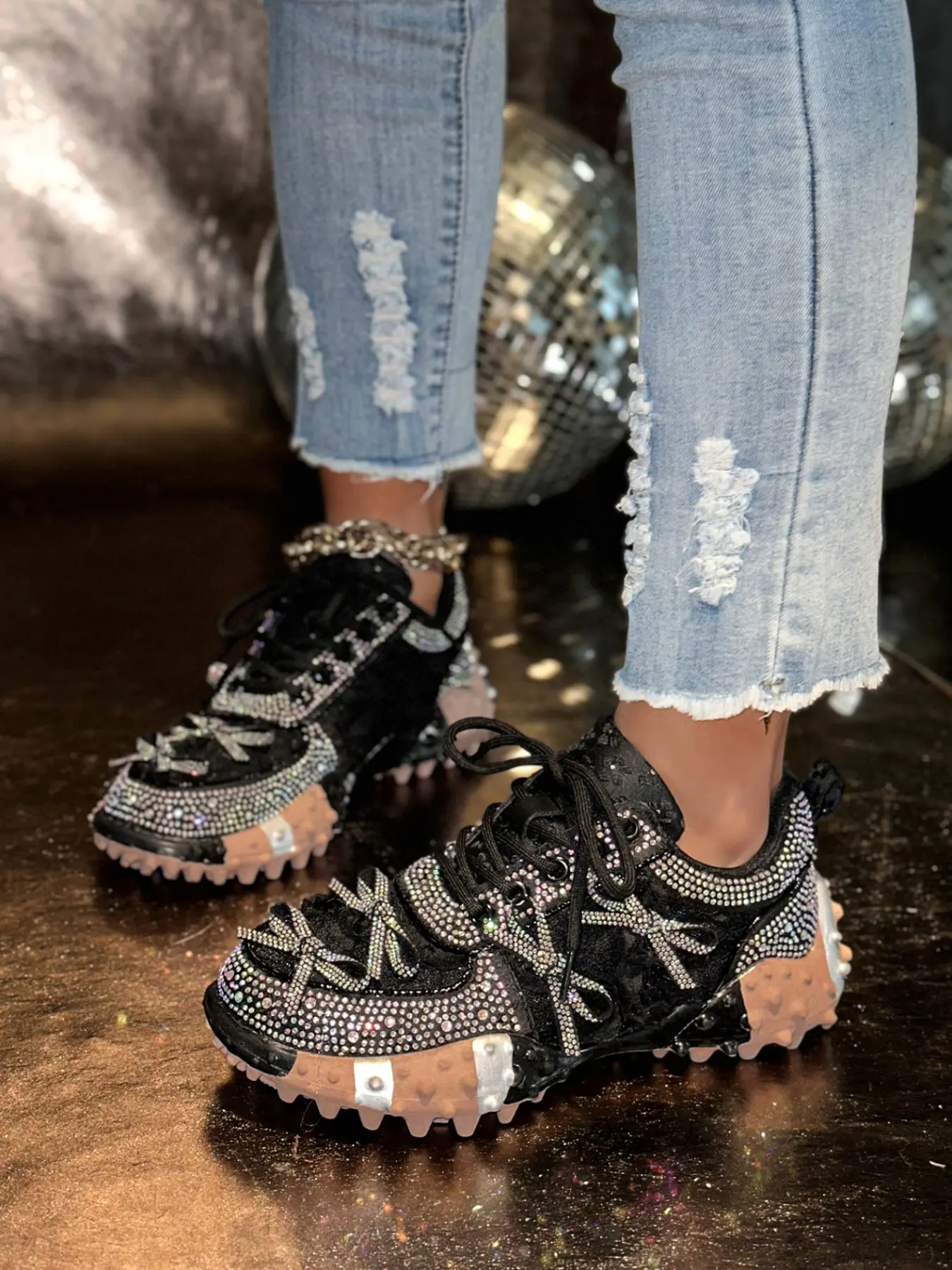 Heavy-Duty Rhinestone Bow Dad Casual Shoes, European Style Full Rhinestone Durian Sole Anti-Slip Large Size Women's Shoes, Fashionable and Comfortable