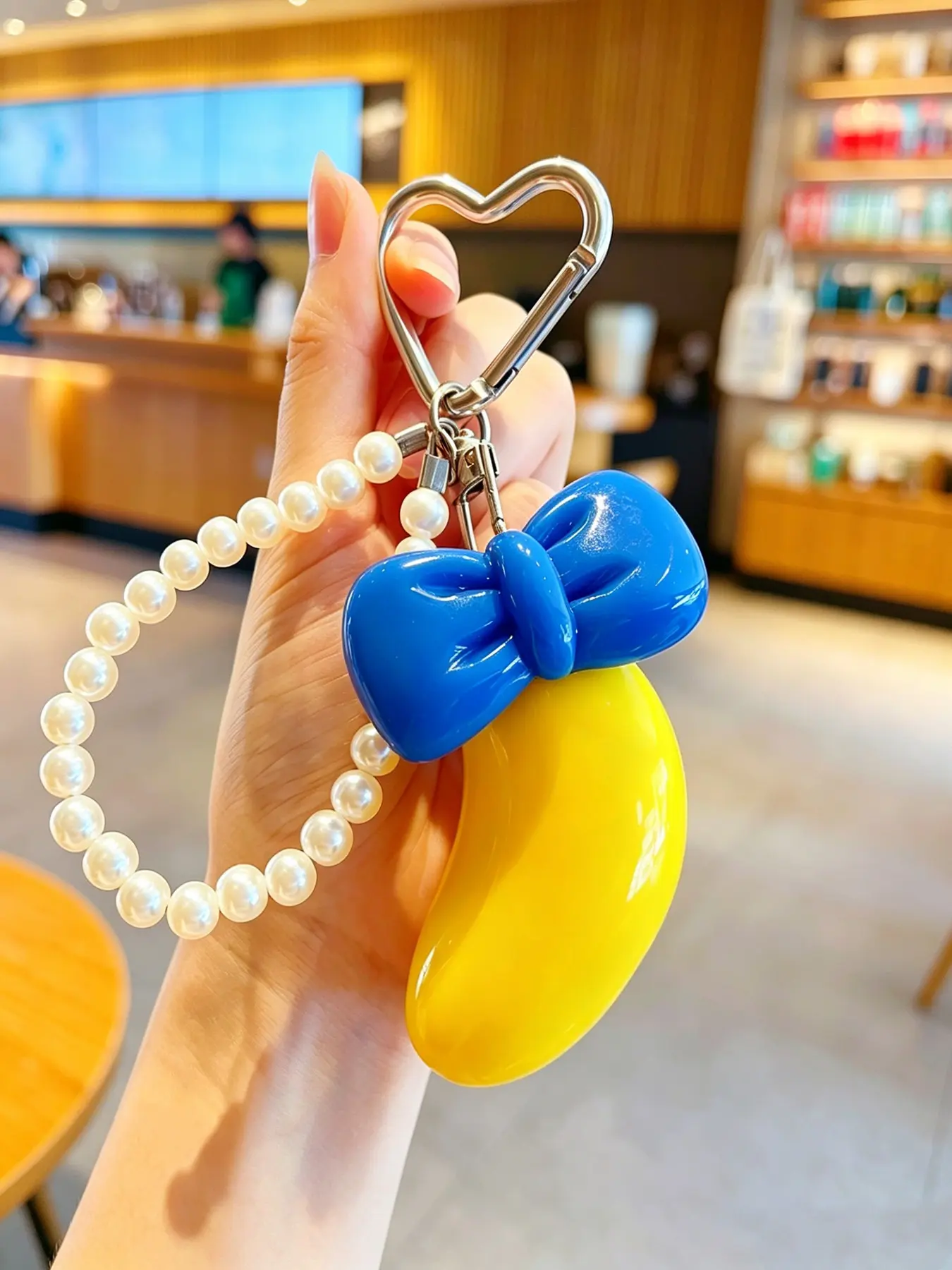 Childhood style sweet and cute texture banana pendant, color blocking design with simulated fruit shape, pearl bow decoration, can be used as a bag hanger and keychain, elegant, fashionable and exquisite style