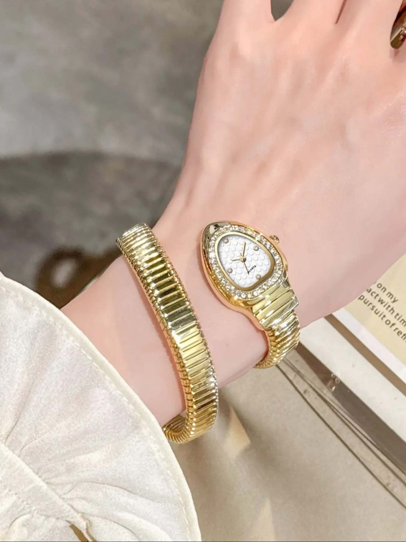 Women's Snake Strap Watch, Vintage Luxury Style, Diamond-Encrusted Snake Head Case, Fish Scale Texture Dial, Casual All-Season Timepiece