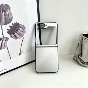 Sandblasting phone case, suitable for Samsung and Motorola Razr ZFLIP3/ZFLIP4/ZFLIP5/ZFLIP6/ZFLIP7/ZFOLD3/ZFOLD4/ZFOLD5/ZFOLD6/ZFOLD7 phones. It has shock protection function. The design is cute, featuring 3D curved edges and abstract heart