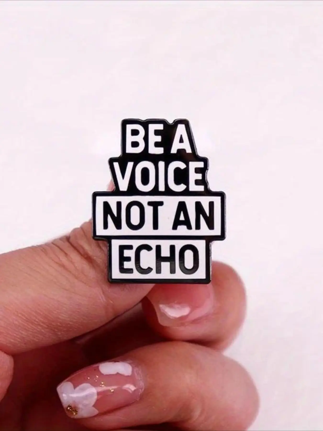 Whimsical "Be A Voice Not An Echo" Inspirational Quote Enamel Brooch Pin, Black & White Stacked Letter Lapel Badge, Empowering Statement Alloy Jewelry, Unisex Gift for Independent Thinkers & Advocates, Casual Daily Backpack Clothes Decor Accessory