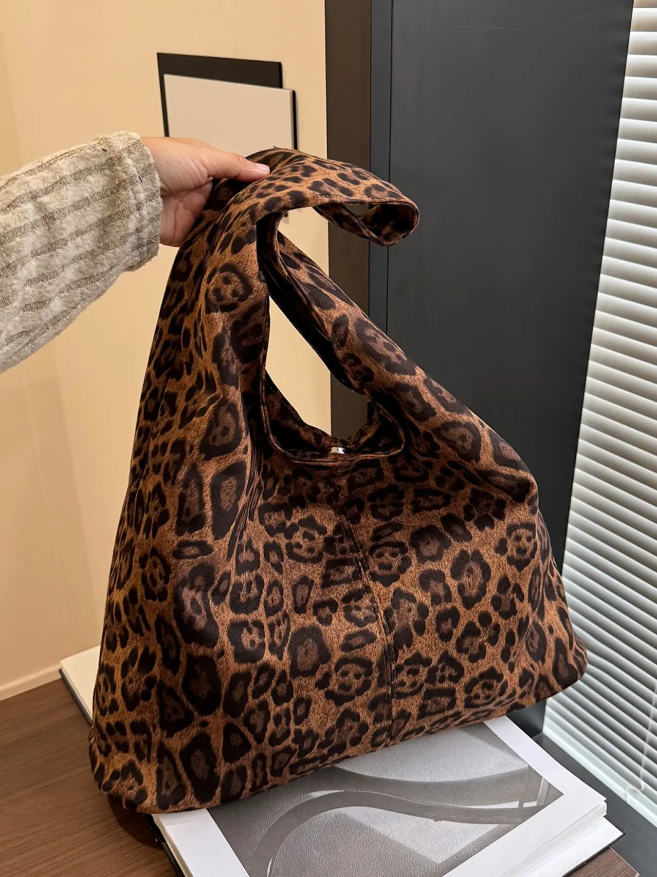 Trendy daily handbag commuting bag, casual simple exquisite shoulder bag armpit tote bag, Crossbody shoulder purse, personalized leopard print retro women's bag, suitable for shopping, dating, Casual Trendy Purses, Fashion Crossbody Handbag