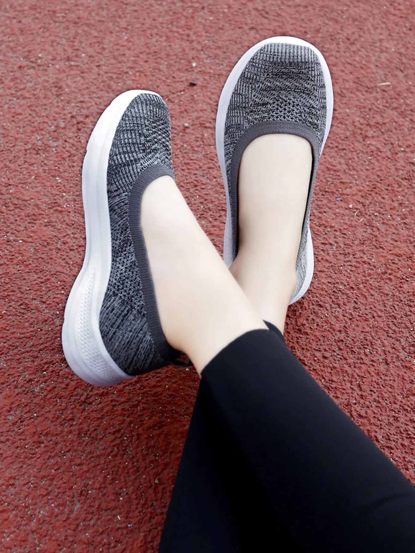 A Pair of Stylish Mom Shoes, Women Summer Breathable Mesh Slip‑On Shoes, Soft Non‑Slip Lightweight Walking Sneakers, Shallow‑Mouth Cloth Shoes for Middle‑Aged & Elderly Ladies