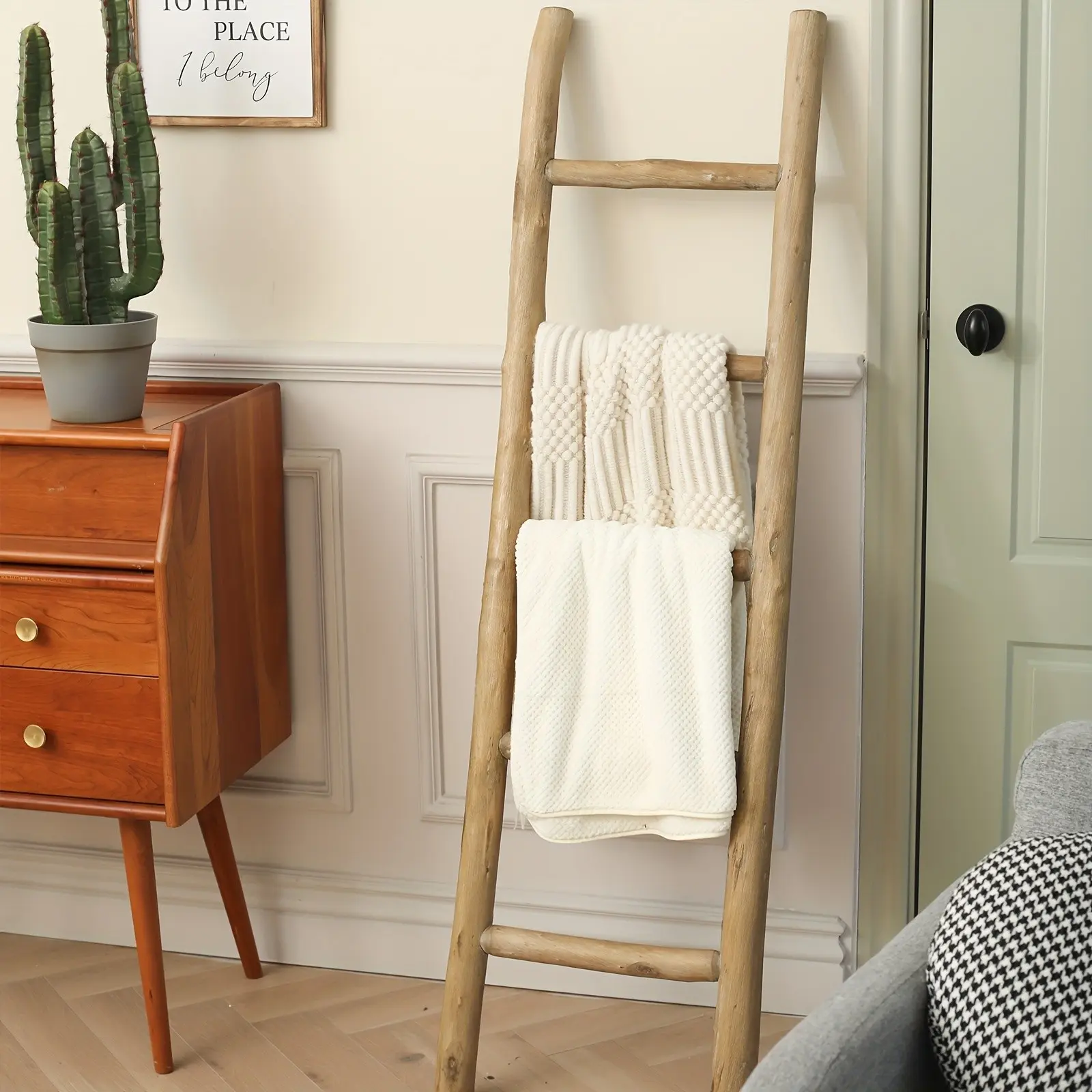 Complete 5-Foot Wooden Blanket Ladder for Decorative Use in The Living Room, Designed to Lean Against The Wall. Ideal for Showcasing Quilts, This Rustic Wooden Towel Rack Is Perfect for Bathrooms And Comes in a Brown End