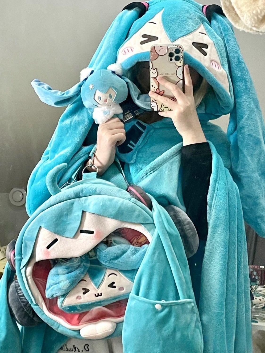 Hatsune Miku anime peripheral two-dimensional air-conditioning blanket creative cartoon cute plush hooded cloak holiday gift