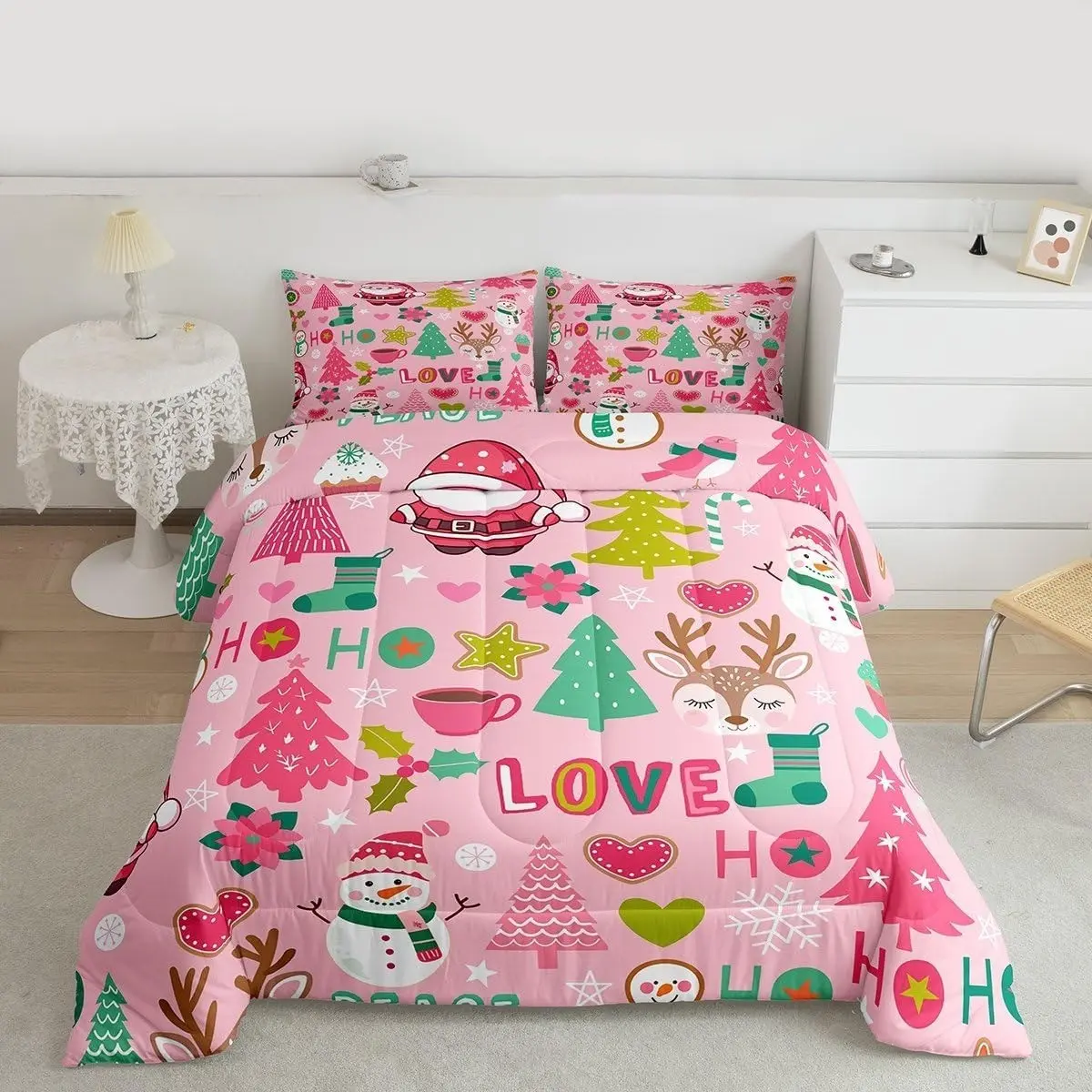 3-Piece Full Size Christmas Quilt Set, 1 Quilt & 2 Pillow Shams (No Pillow Inserts), 200GSM Filling, Santa Claus, Christmas Tree & Snowflake Print Bedding Set with 2 Matching Pillow Shams, Lightweight Inner Fill, Designed for Girls & Kids Bedroom Decor