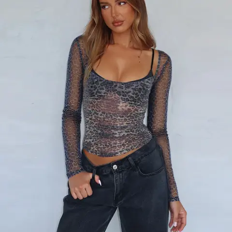 Women's Leopard Print Long Sleeve Top, Lightweight Fashion Fitted Blouse for Spring & Fall, Stylish Animal Pattern Casual Wear