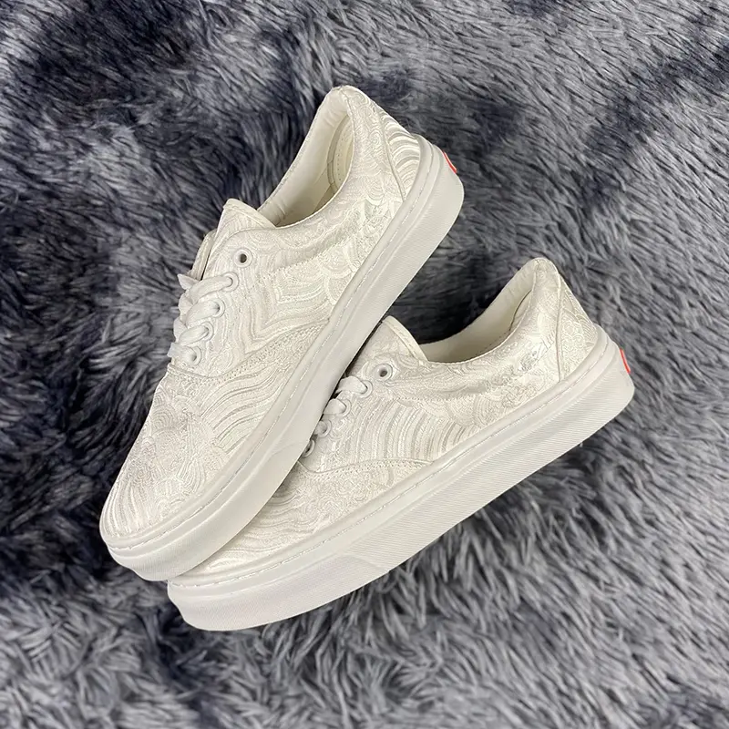 Men's Minimalist White Jacquard Wave Pattern Low-Top Skate Sneakers - Round Toe, Breathable, Elegant Embossed Texture, Lace-Up, All-Season Casual Platform Board Shoes for Daily Walks, Street Footwear, Rubber, Fabric, Laces Casual Trainers
