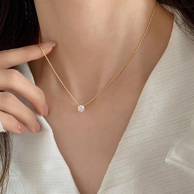 A new six claw diamond pendant necklace, with a high-end and niche light luxury style. The six claw diamond pendant features exquisite and sparkling details, and the long collarbone chain design is suitable for summer jewelry scenes. Suitable for women's