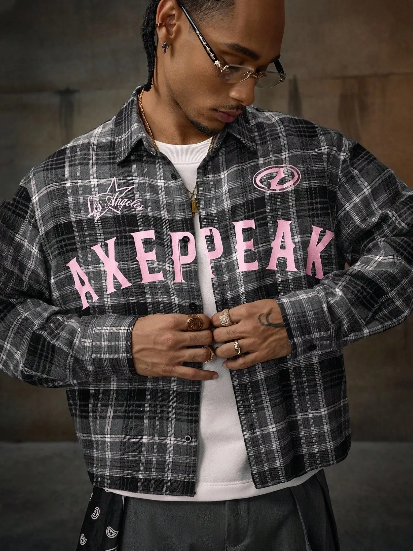 Men's Black‑Gray Plaid Cropped Button‑Up Woven Shirt, Lapel Long Sleeve Loose Top With Pink Letter Star Graphic Print, Y2K Vintage Hip‑Hop Street Shacket Jacket, 2026 Fashion Oversized Outerwear for Daily Wear, Club, Party, Skateboarding, Urban Street Fas