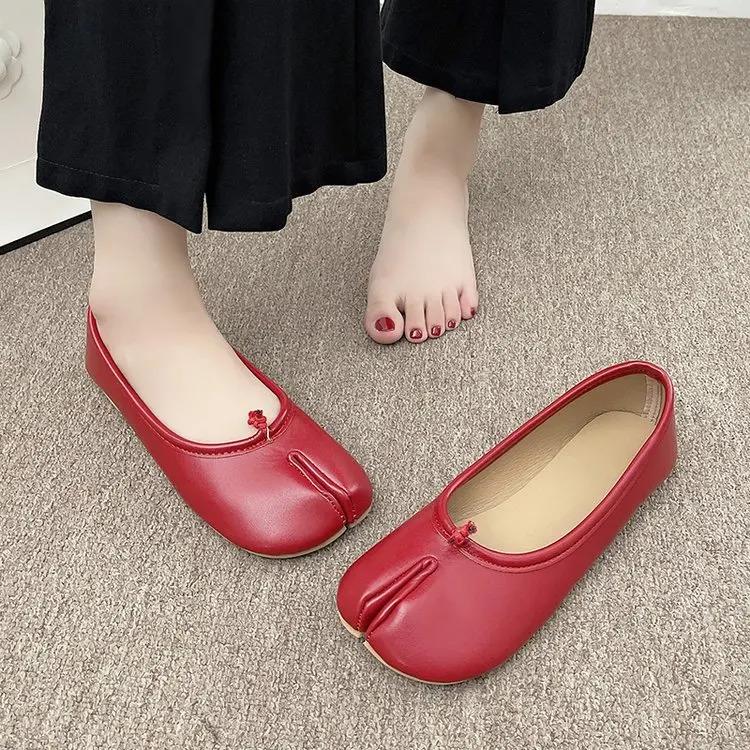 Retro Split Toe Horseshoe Flats 2026 New Arrival Women Casual Ballet Shoes Black Silver Red Brown