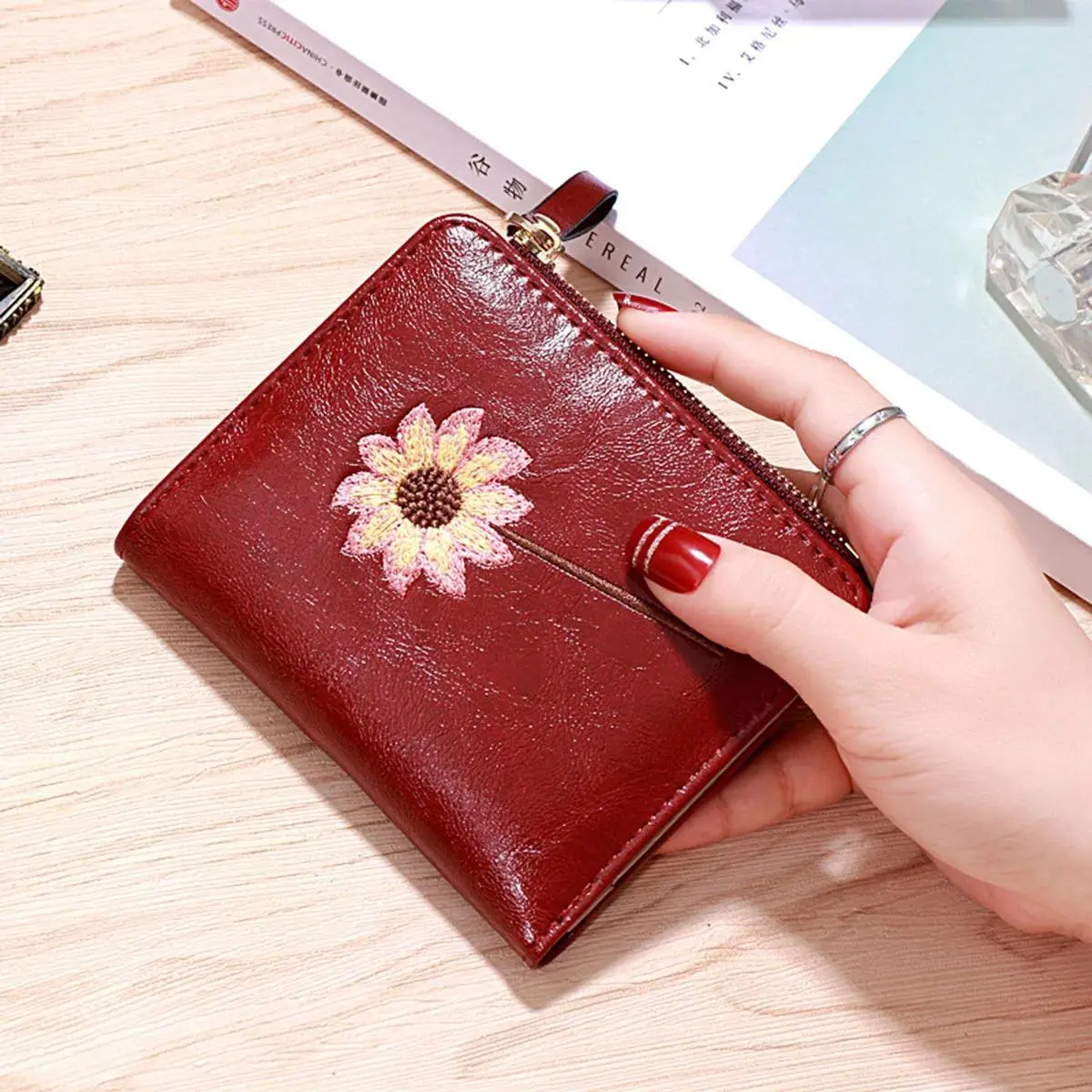 Red retro floral pattern short wallet, classic clutch purse and coin purse, textured card holder.