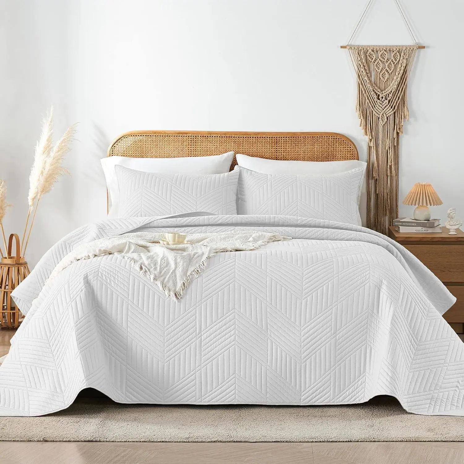 Reversible Microfiber Quilt Set Queen Size, White Ultrasonic Geometric Bedspread, Lightweight Soft Coverlet for All Seasons with 2 Pillow Shams