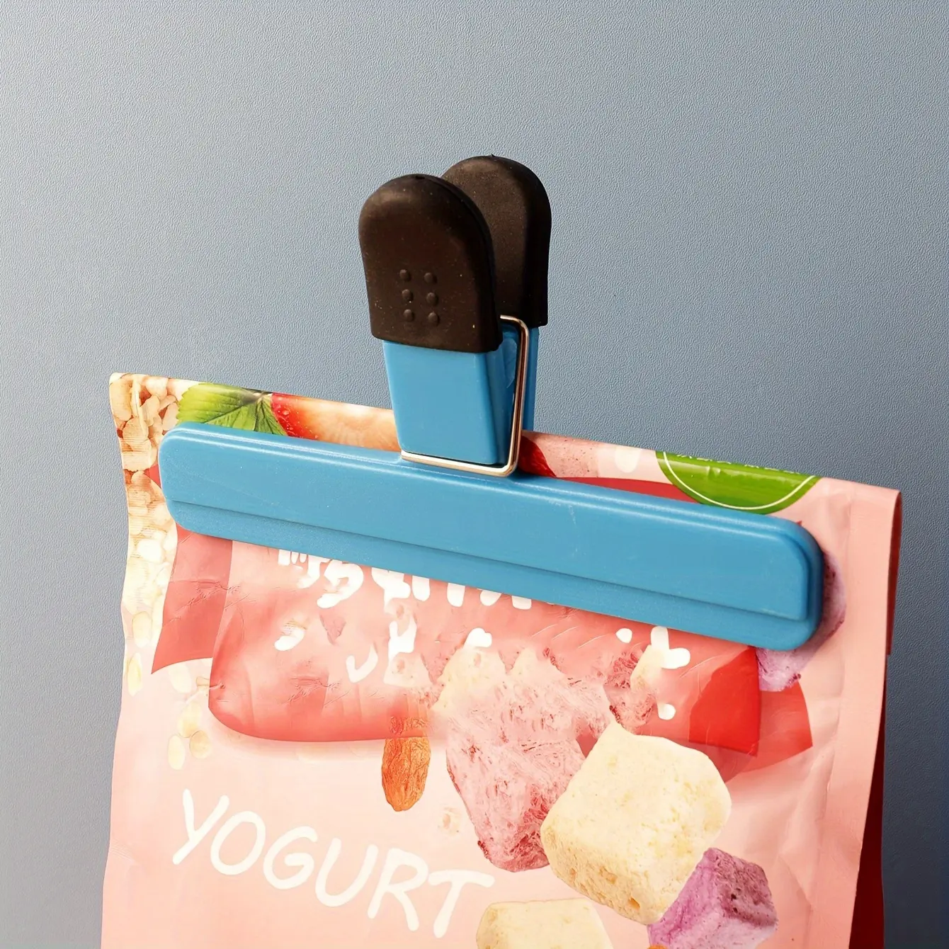 7-Piece Set of Food Bag Sealing Clips (Random Colors) – Heavy-Duty Plastic Snack & Chip Bag Sealers – Kitchen Storage & Organization Accessories for Food Preservation