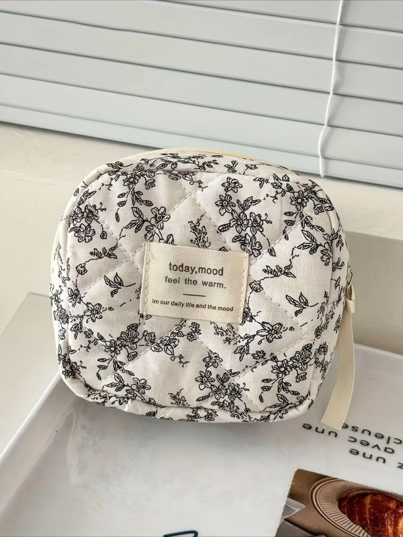 French black and white floral sanitary napkin bag, large capacity, portable travel storage bag, suitable for daily or travel use, portable small bag Pouch