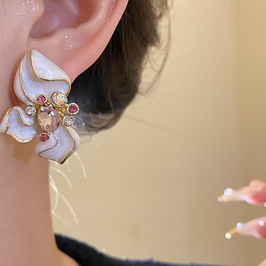 Silver needle studded with diamonds, oil-dripping flower ear clip, ear stud, mid-century vintage, retro earrings, light luxury and high-end women's jewelry