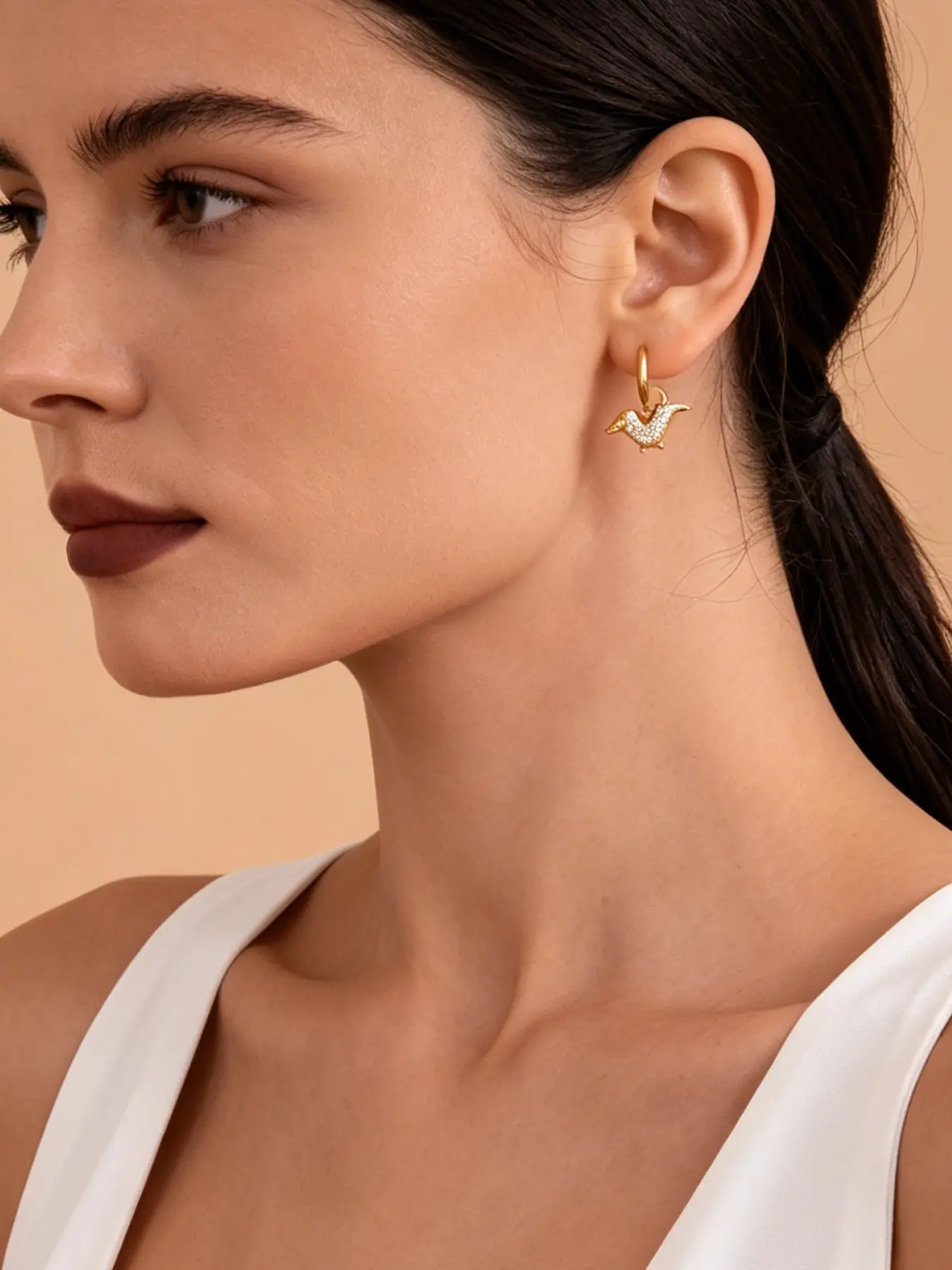 A pair of diamond studded dachshund shaped circular earrings, with a playful and exquisite style and a touch of light luxury, suitable for wearing in various scenarios such as daily commuting, dating, leisure, and light gatherings.