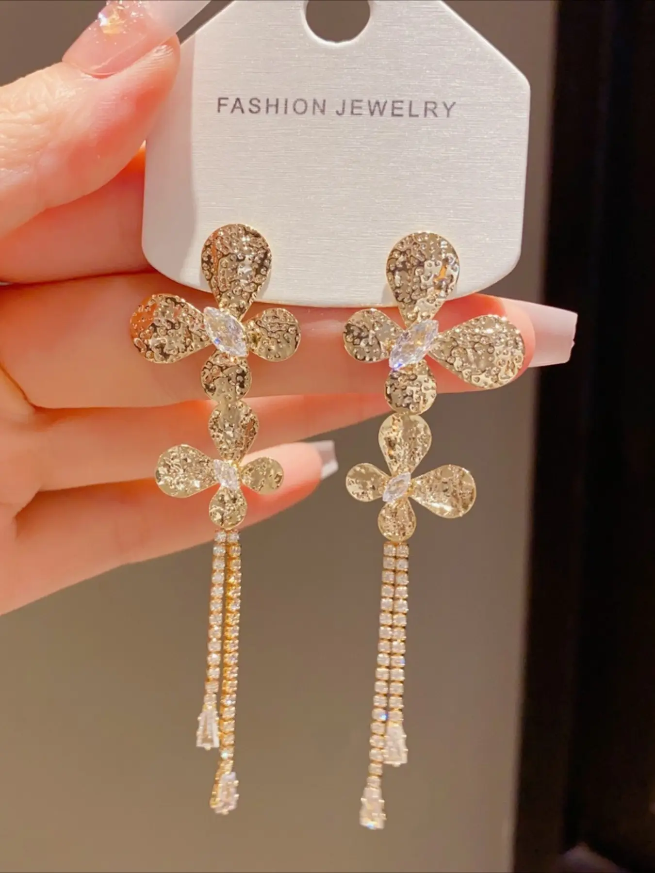 French retro metal diamond-encrusted butterfly fringed earrings, light luxury and exaggerated design sense, cold wind and thin earrings