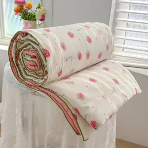 Strawberry-patterned summer lightweight quilt, ultra-soft and skin-friendly air-conditioning quilt, ideal for summer bedrooms, offices, beds, living rooms, and home relaxation
