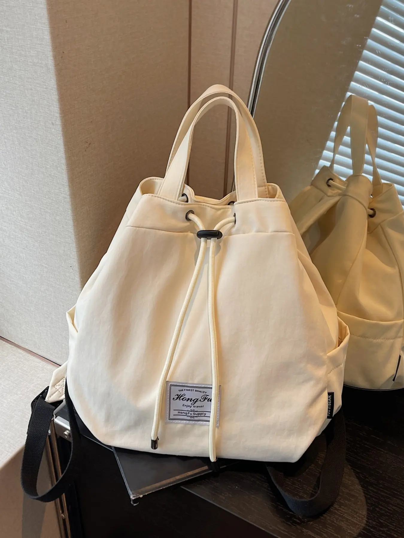 Fashionable solid color casual and relaxed backpack, simple and atmospheric large capacity versatile backpack, drawstring pocket design, can accommodate books and documents, suitable for daily commuting and shopping