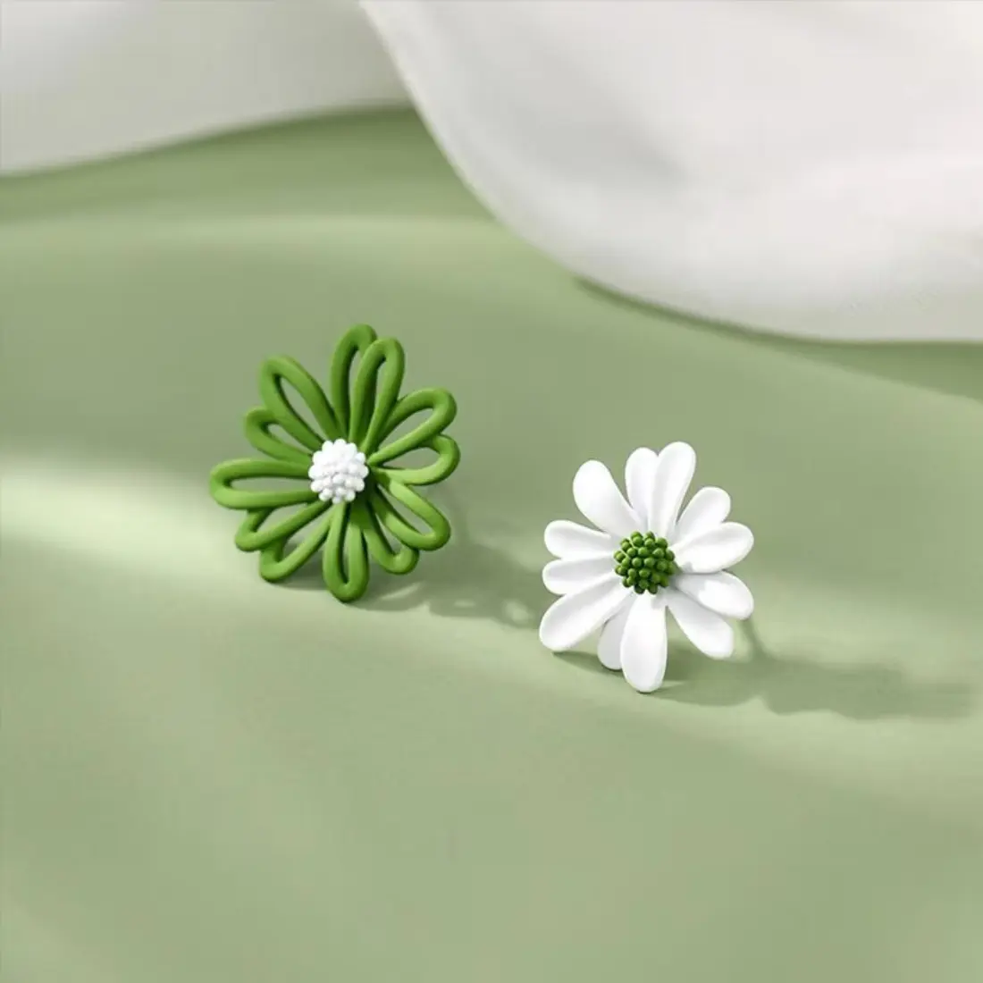 Women's Green Resin Daisy Drop Earrings - Drop Shape Resin Polyester Floral Statement Costume Jewelry, Summer Party Accessory for Feminine Look
