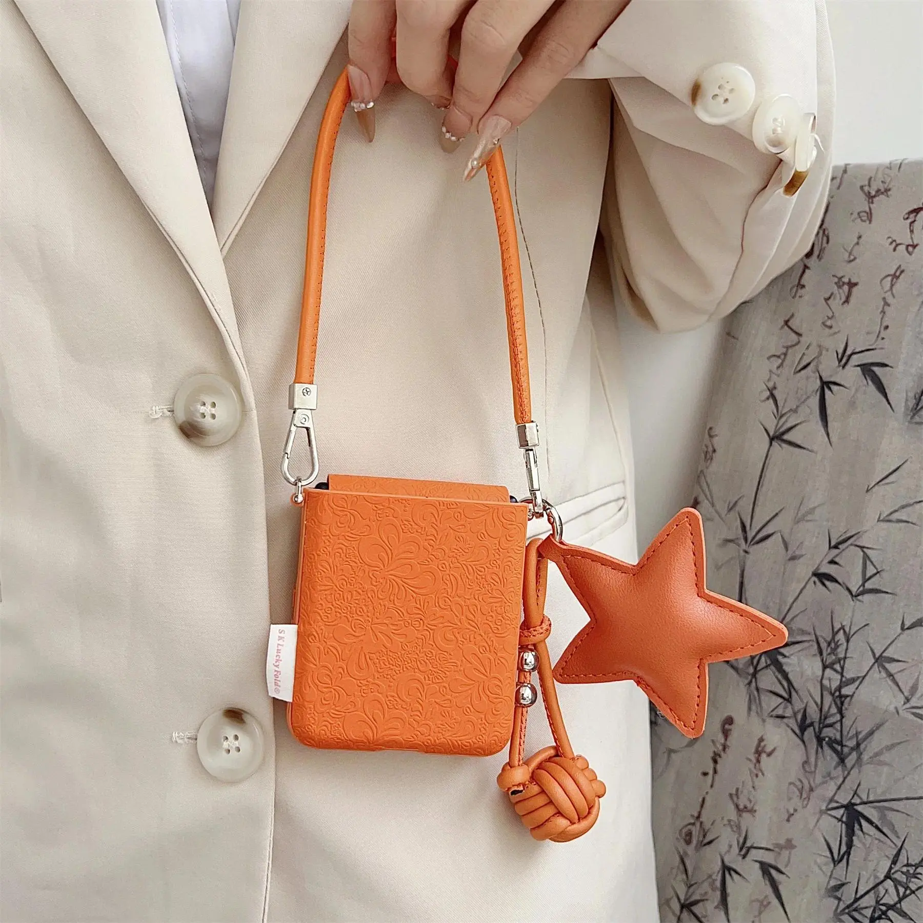 Luxury Lucky Cloud Pattern Phone Case with Star Pendant Leather Strap for Motorola Razr50 60 70 Cover