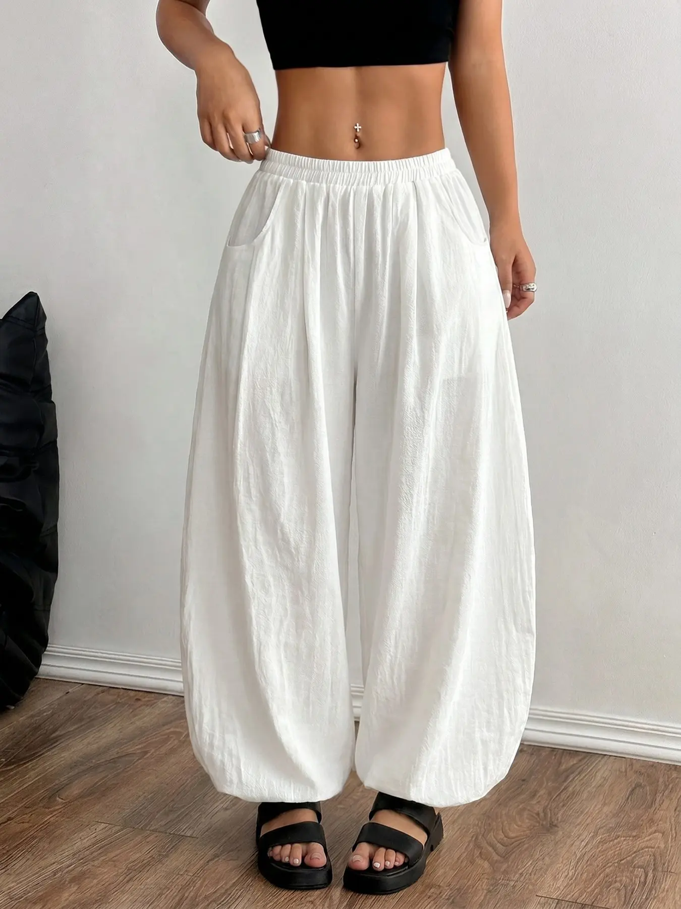 White Elastic High Waist Dual Side Pockets Wrinkle Resistant Airy Loose Baggy Pants, Oversize Fit Lightweight Sun Protection Sweat Wicking Hide Fat Leg Casual/Beach/Yoga/Lounge/Travel Vacation Balloon Harem Pants For Curvy Women