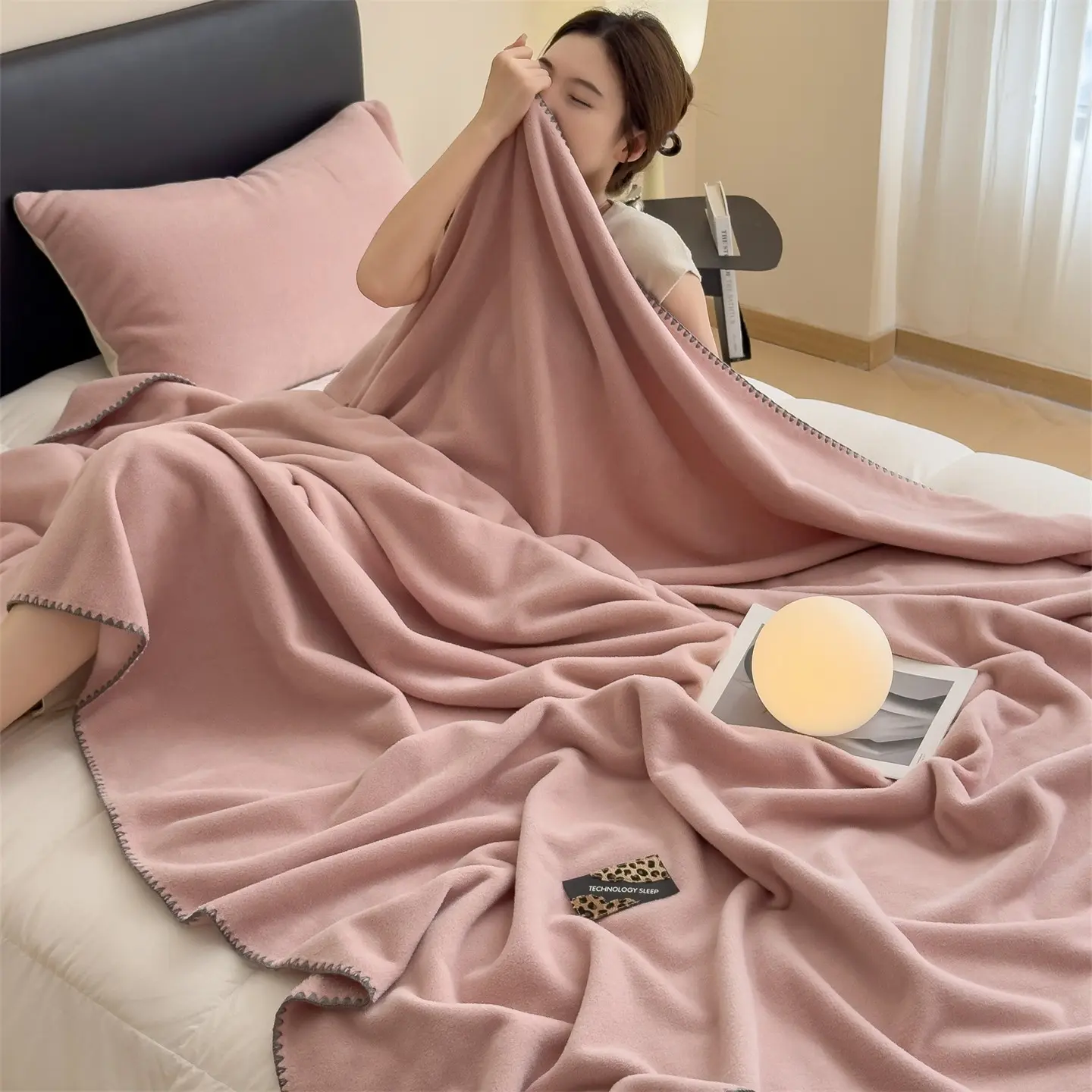 1pc Solid Color Cloud Mink Velvet Blanket, Fleece Trim Throw Blanket, Thick Warm Nap Cover Blanket for Sofa Bedroom, Multi-Purpose Washable Home Decor Blanket (Only blanket, no pillow insert)