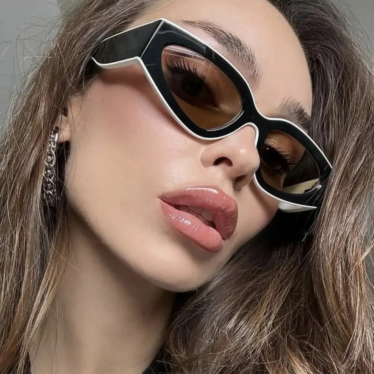 Women's Contrast Color Frame Sunglasses - Trendy Two-Tone Street Style Shades with Tinted Lenses, Lightweight UV400 Casual Eyewear for Outdoors