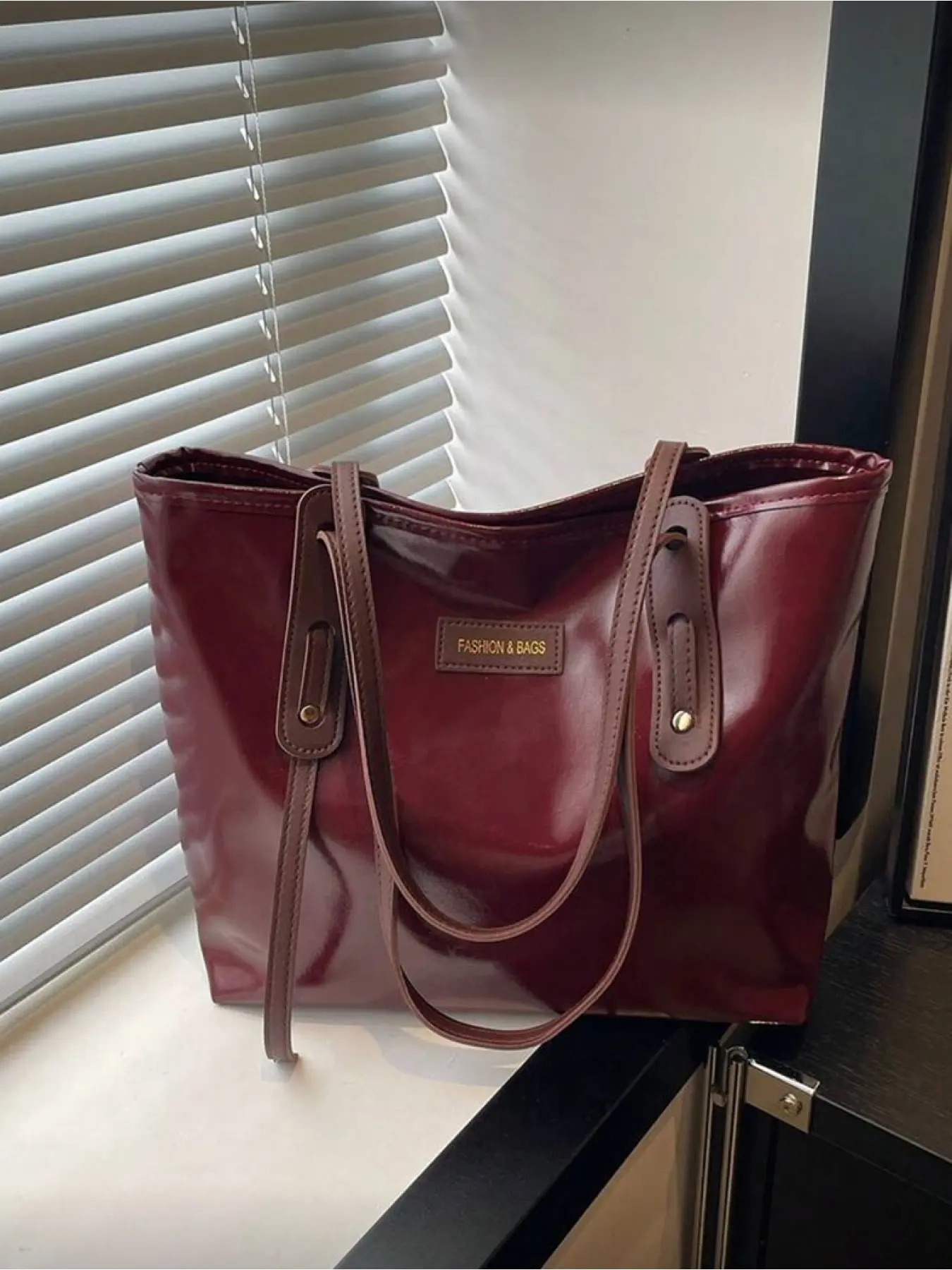 Trendy Letter Print Large Capacity Fashion Tote Bag Minimalist Lightweight Shoulder Bag Metal Hardware Zipper Closure Casual Commuting Handbag