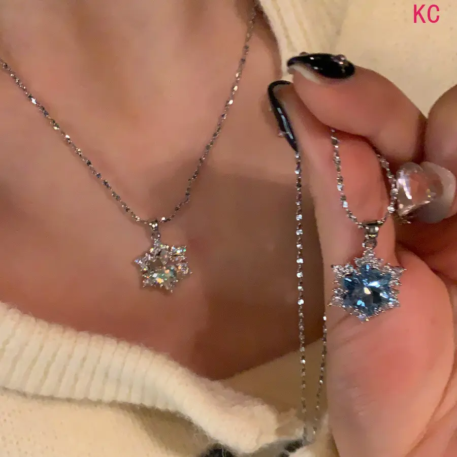 Luxury Micro Paved Snowflake Pendant Necklace For Women, Sparkling Starry Clavicle Chain Delicate High-End Neck Jewelry For Daily Elegant Outfit Matching
