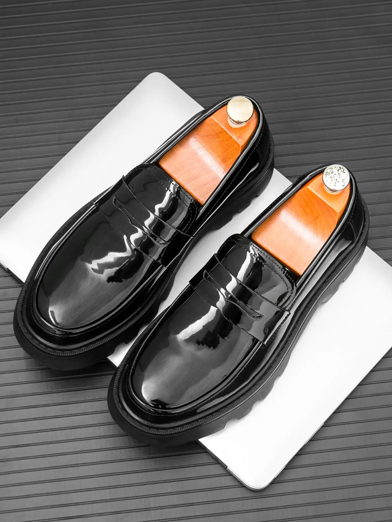 Men's Glossy Leather Loafers, Hand-Stitched Thick Sole, British Vintage Business Shoes, Anti-Slip Breathable, Versatile for Work and Events