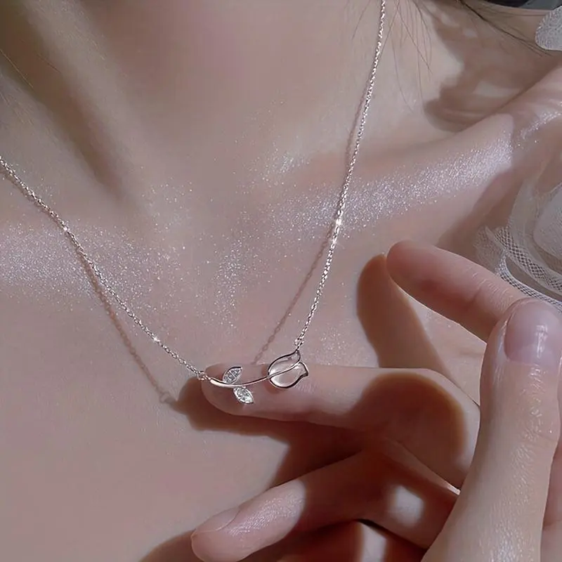 Light Luxury Tulip Motif Pendant Necklace in Crystal Metal for Women, Trendy Accessory for Everyday Use, Letter Shape, Unisex Wear