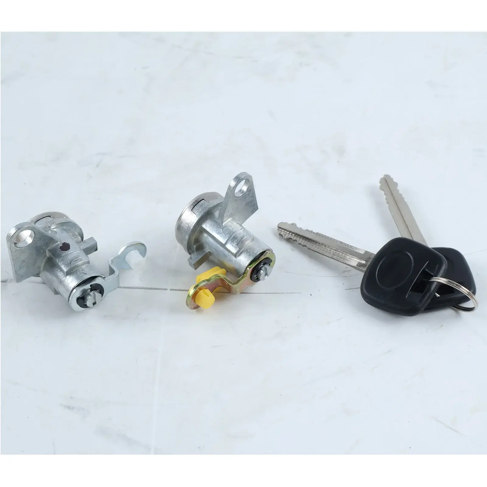 FridayParts 1 Pair Door Lock Cylinder With Keys 69051-42050 69051-42060 for Toyota RAV4 1998-2000