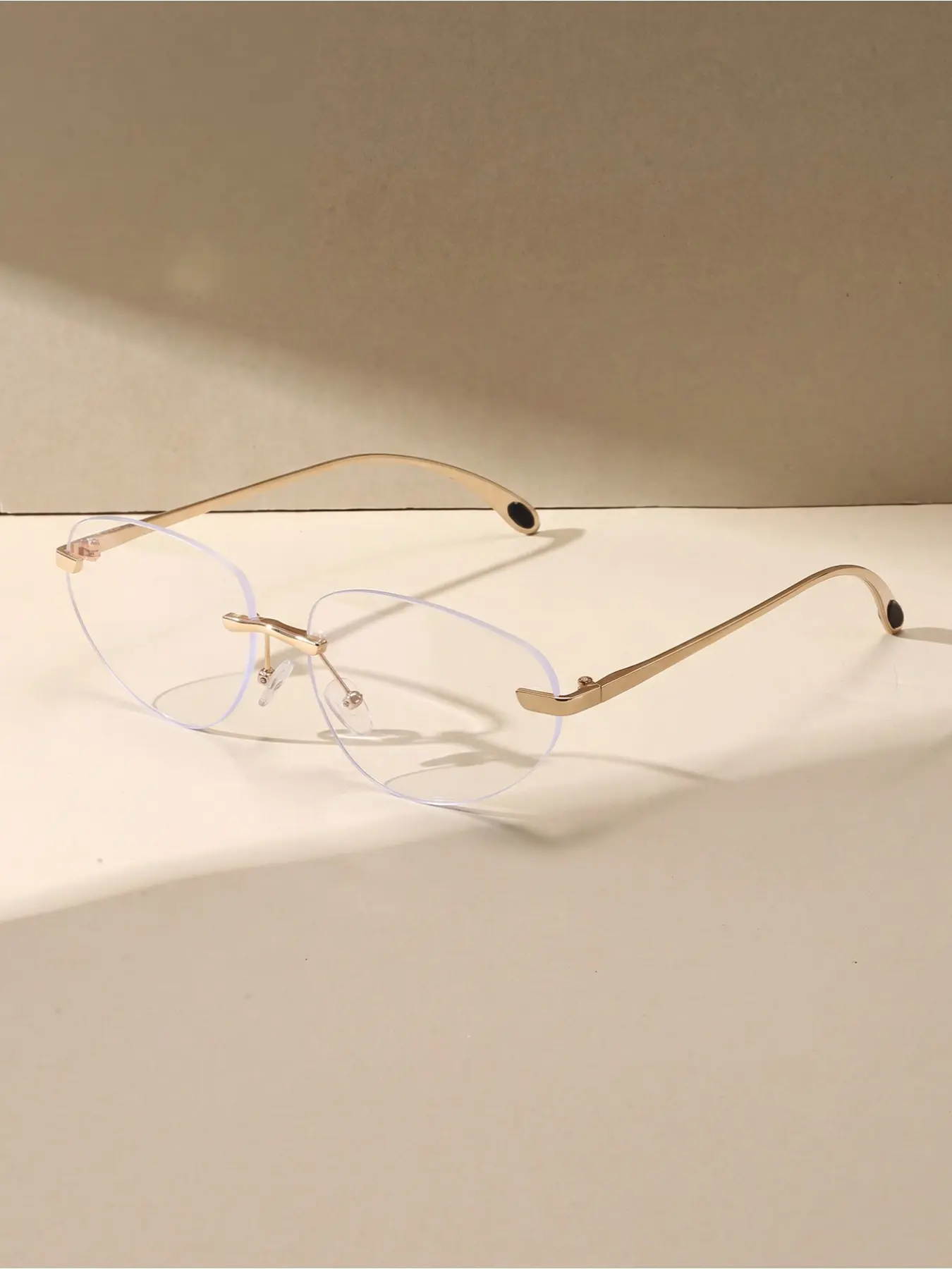 1 pair of glasses; Men and women; Trendy design; Modern minimalist style; Transparent glasses; Suitable for all face shapes; Daily life; Office reading; Watching TV; Playing games; Mobile phone